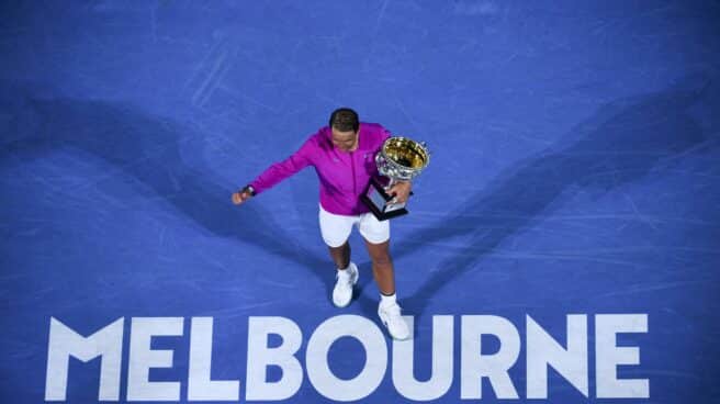 Rafa Nadal posa con el trofeo del Open de Australia, el 21 Grand Slam de su palmarés.