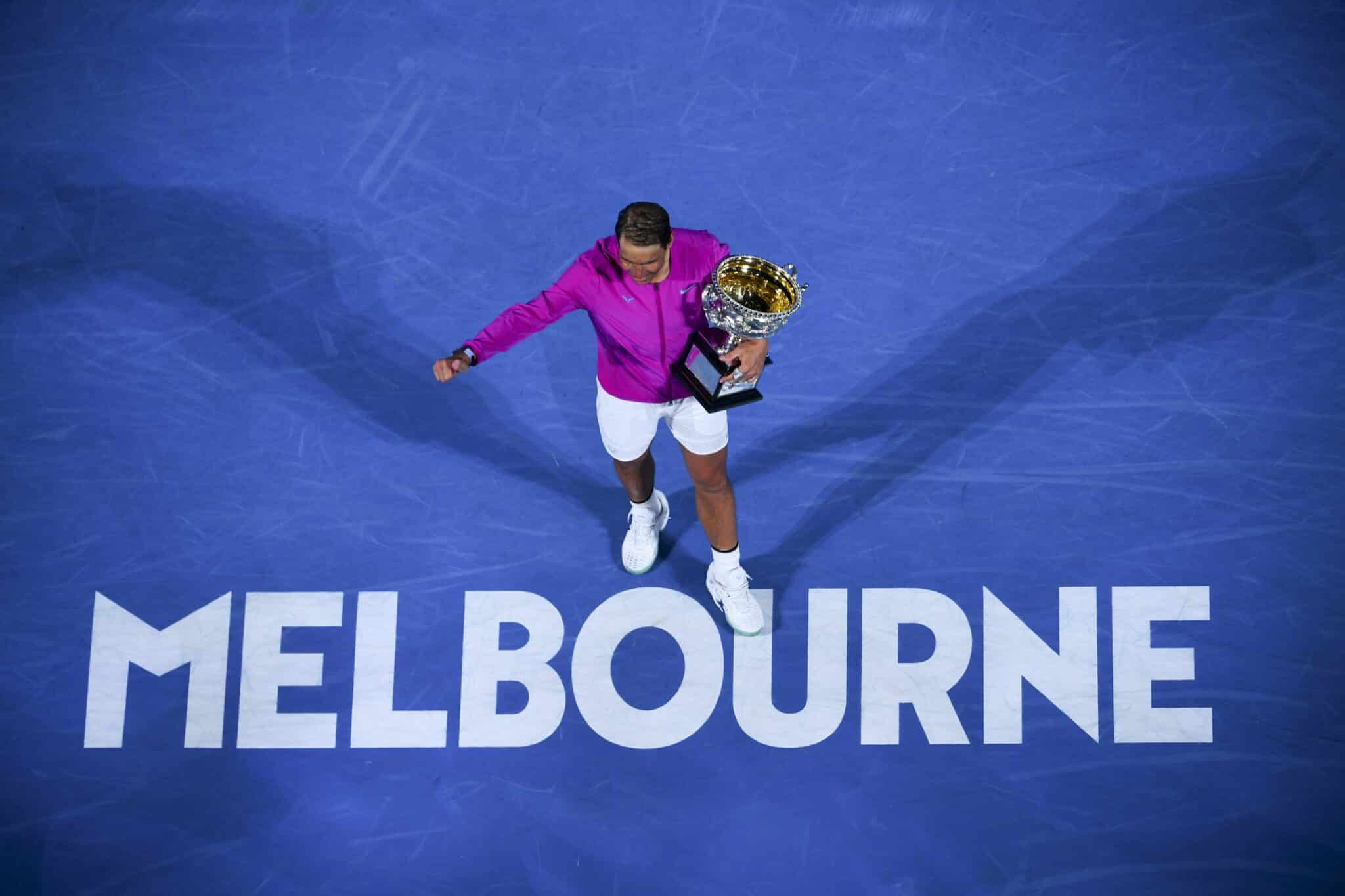 Rafa Nadal posa con el trofeo del Open de Australia, el 21 Grand Slam de su palmarés.