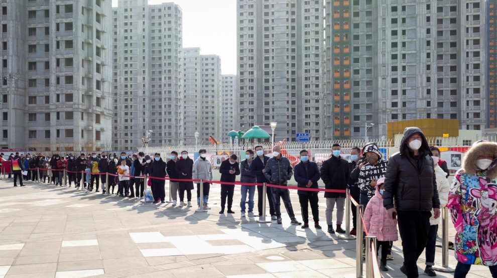 Decenas de personas acuden a un centro de test en la ciudad china de Tianjin