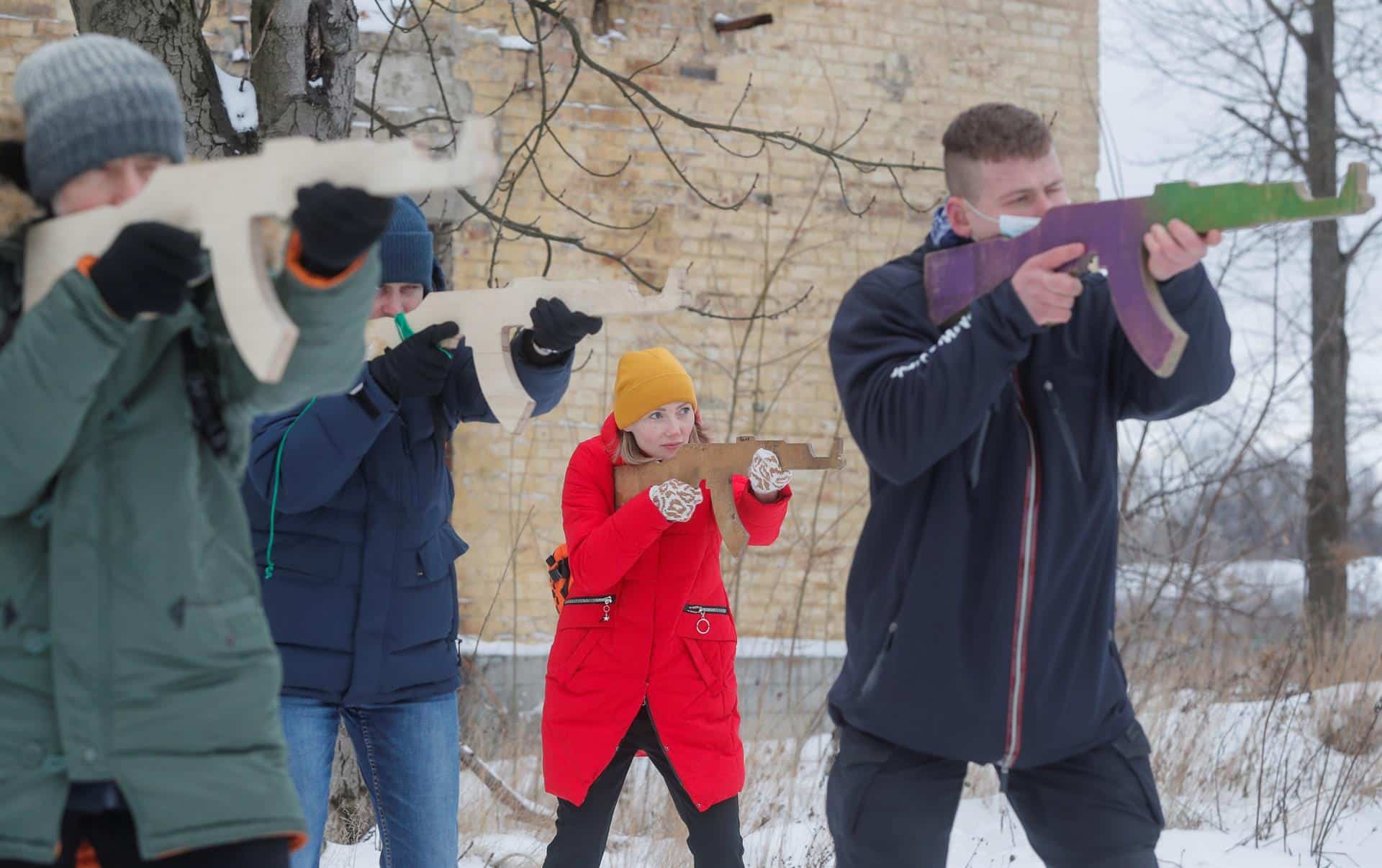 Civiles entrenan a las afueras de Kiev con fusiles de madera.