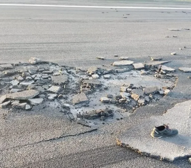 El aeropuerto de Vigo, inoperativo por un socavón en la pista, podría reabrir el próximo lunes