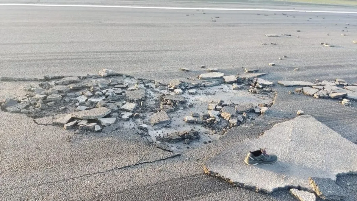 Socavón en el aeropuerto de Vigo