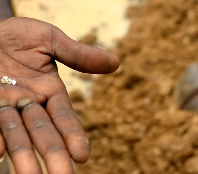 Investigado un español por traficar con diamantes de sangre de Sierra Leona