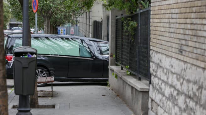 Un coche fúnebre entra en el Hospital Gregorio Marañón de Madrid