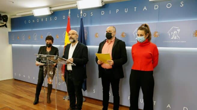 La portavoz en el Congreso de EH Bildu, Mertxe Aizpurua (i) junto con diputado del BNG, Néstor Riego (2i), el diputado de ERC, Jordi Salvador (2d) y la diputada de la CUP, Mireia Vehí (d) presentan un manifiesto conjunto sobre la reforma laboral este jueves en el Congreso de los diputados.