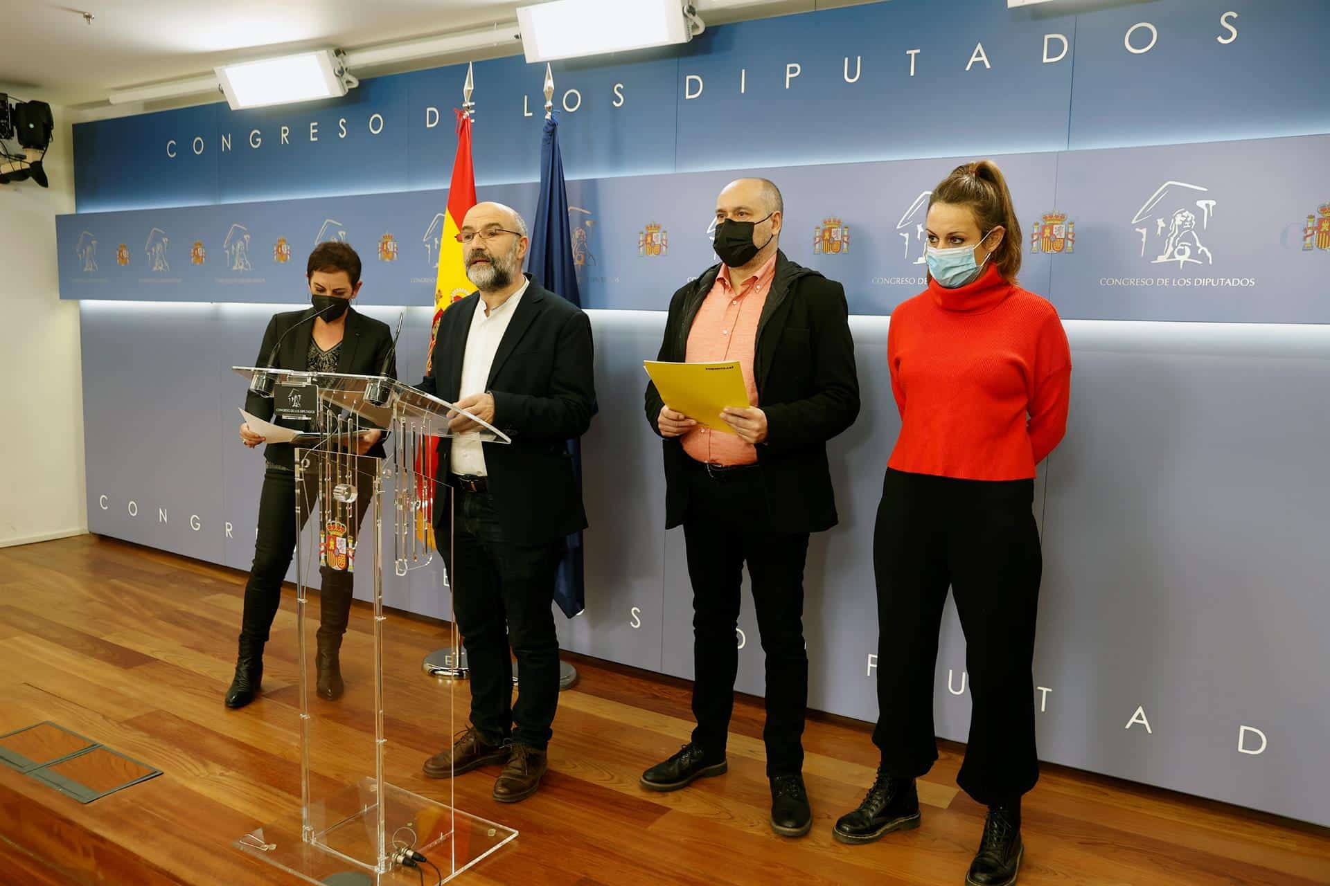 La portavoz en el Congreso de EH Bildu, Mertxe Aizpurua (i) junto con diputado del BNG, Néstor Riego (2i), el diputado de ERC, Jordi Salvador (2d) y la diputada de la CUP, Mireia Vehí (d) presentan un manifiesto conjunto sobre la reforma laboral este jueves en el Congreso de los diputados.