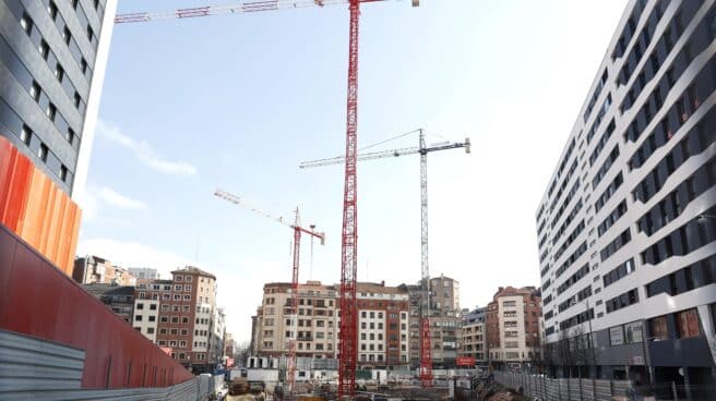 Un edificio en construcción este jueves en Bilbao. Un edificio en construcción este jueves en Bilbao.