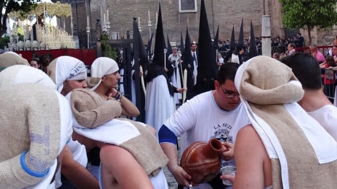 Costaleros de la cofradía sevillana de La Sed beben agua el Miercóles Santo de 2016.