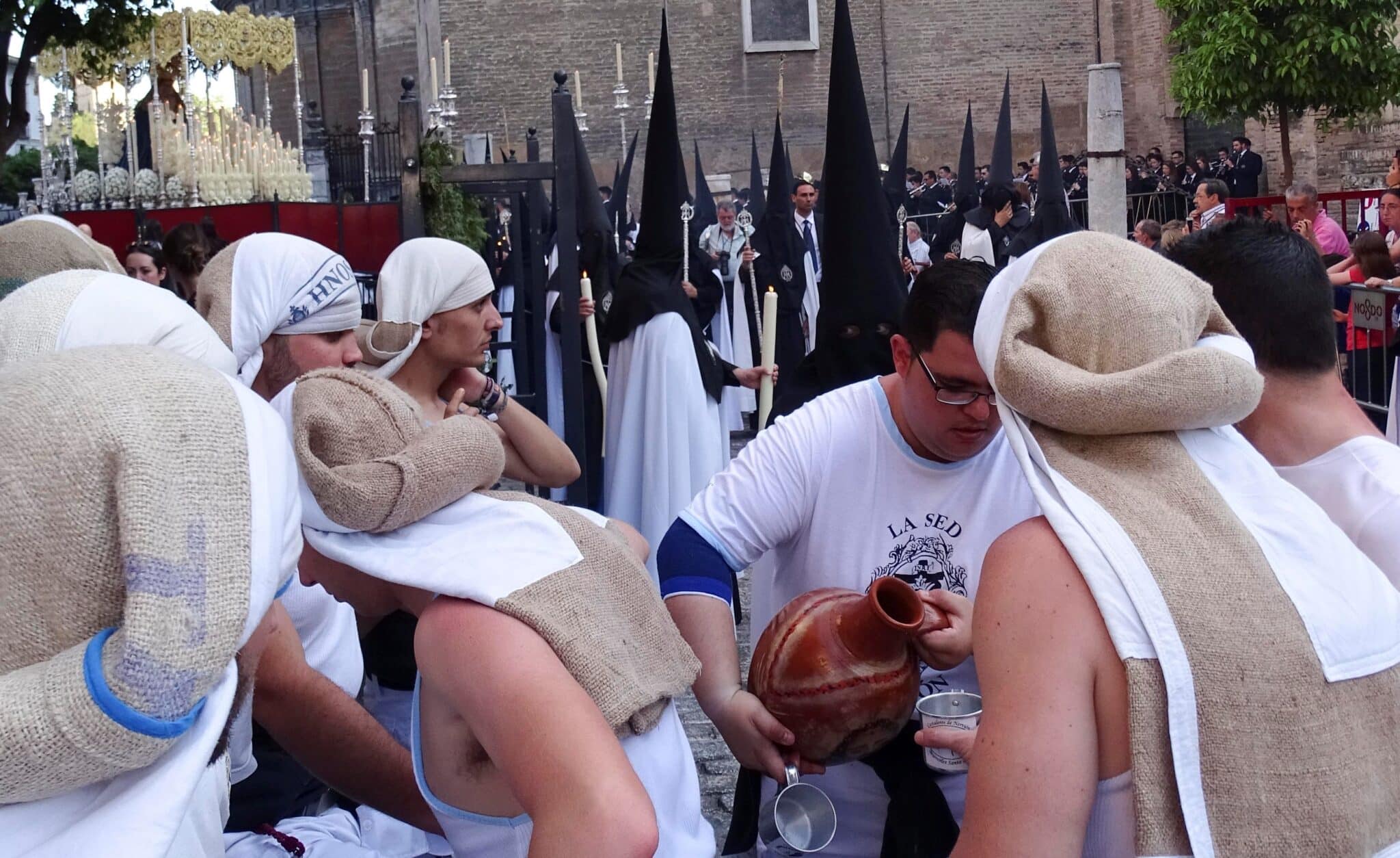 Costaleros de la cofradía sevillana de La Sed beben agua el Miercóles Santo de 2016.