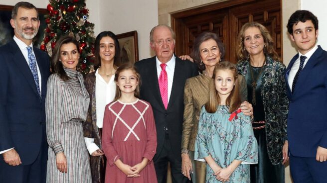 Juan Carlos, en su 80 cumpleaños junto a Sofía, los reyes Felipe y Letizia, las infantas Leonor y Sofía, Elena de Borbón y sus hijos, Victoria Federica y Froilán.