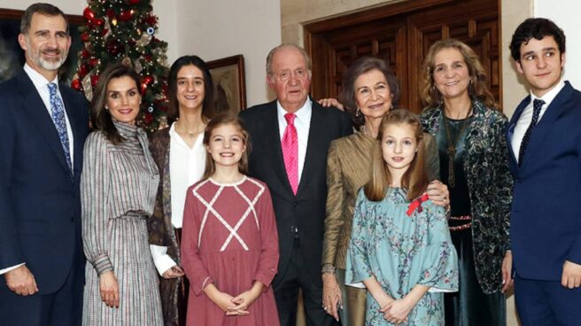 De campechano a apestado: auge y caída de Juan Carlos de Borbón a través de sus 13 cumpleaños más señalados Juan Carlos, en su 80 cumpleaños junto a Sofía, los reyes Felipe y Letizia, las infantas Leonor y Sofía, Elena de Borbón y sus hijos, Victoria Federica y Froilán.