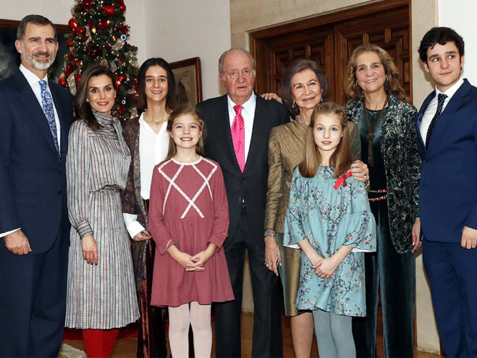 Juan Carlos, en su 80 cumpleaños junto a Sofía, los reyes Felipe y Letizia, las infantas Leonor y Sofía, Elena de Borbón y sus hijos, Victoria Federica y Froilán.