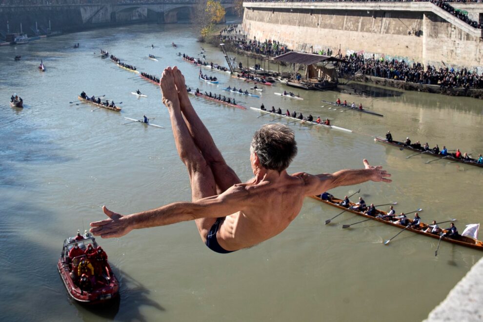 El italiano Marco Fois salta del puente Ponte Cavour para sumergirse en el río Tíber para celebrar el año nuevo en Roma, Italia
