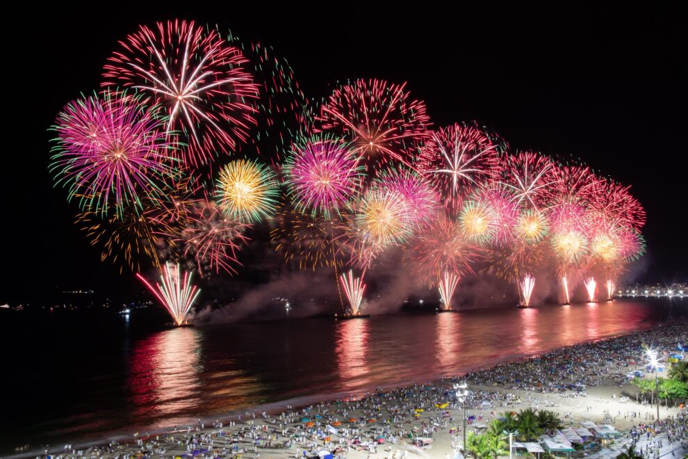 Fuegos artificiales estallan sobre la playa de Copacabana durante la celebración del Año Nuevo hoy, en Río de Janeiro (Brasil).