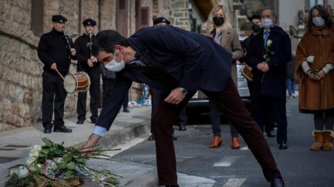 El Ayuntamiento de San Sebastián coloca una placa en memoria de Eugenio Olaciregui