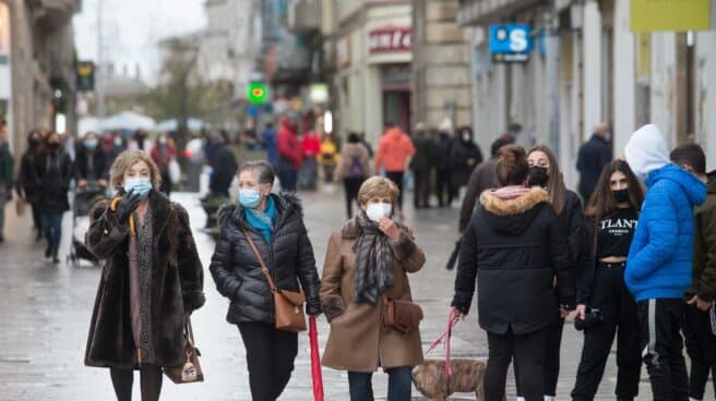 Gente paseando por la Rua de Conde Pallares en Lugo