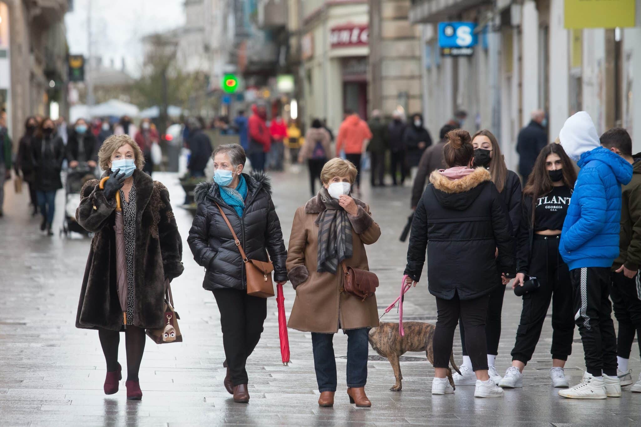 Gente paseando por la Rua de Conde Pallares en Lugo