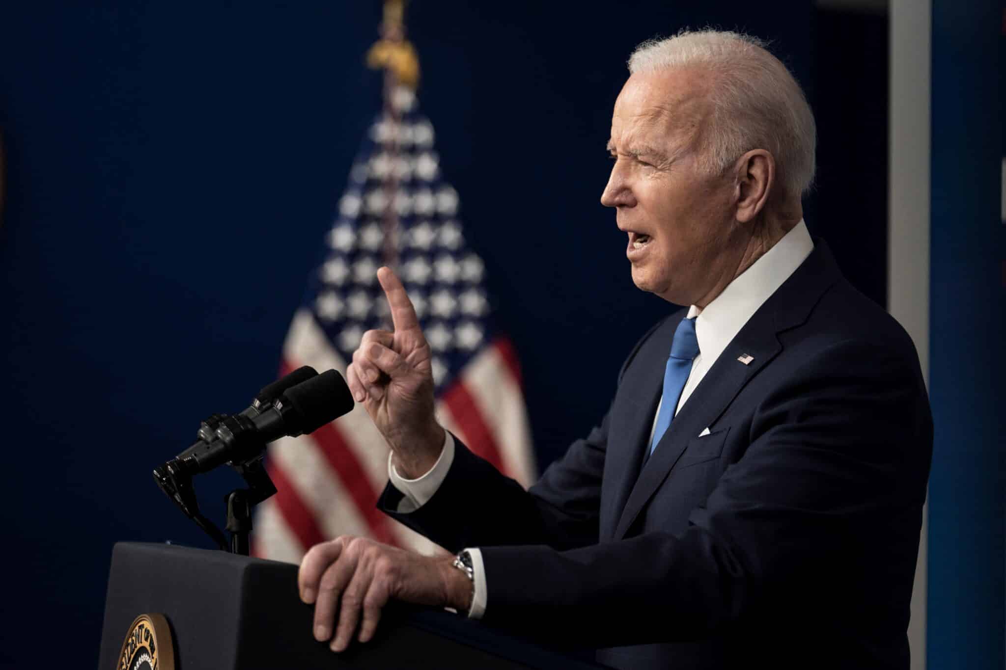 El presidente de EE.UU., Joe Biden, anuncia cómo la Ley de Infraestructura Bipartidista reconstruirá los puentes de América en el South Court Auditorium