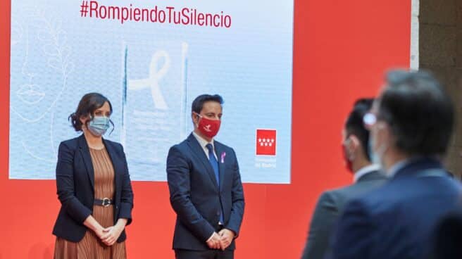La presidenta Díaz Ayuso y el consejero de Políticas Sociales, Javier Luengo, en un acto oficial.