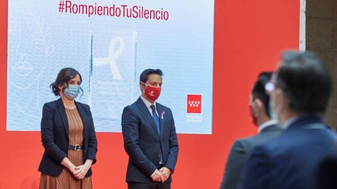 comunidad-madrid-inhabilita-cinco-años-director-residencia-mayores-multa-58000-euros La presidenta Díaz Ayuso y el consejero de Políticas Sociales, Javier Luengo, en un acto oficial.