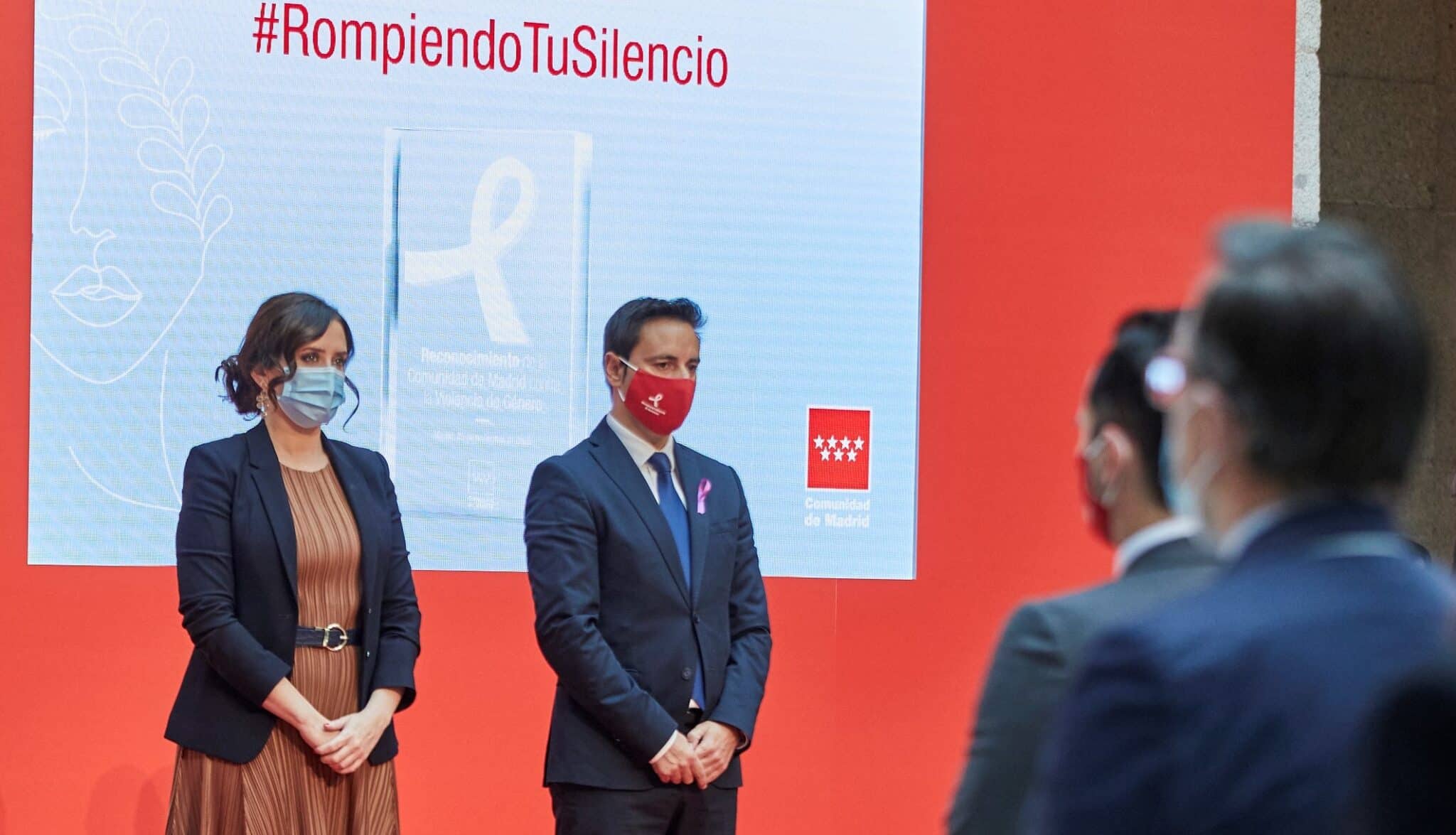 La presidenta Díaz Ayuso y el consejero de Políticas Sociales, Javier Luengo, en un acto oficial.