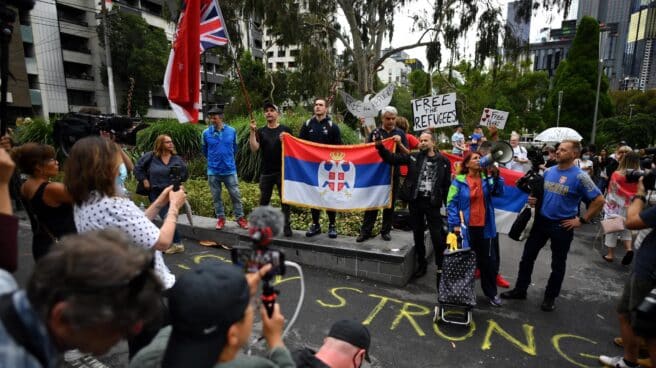 Manifestantes serbios en Melbourne, donde permanece Novak Djokovic tras la denegación de su visado. Manifestantes serbios en Melbourne, donde permanece Novak Djokovic tras la denegación de su visado.
