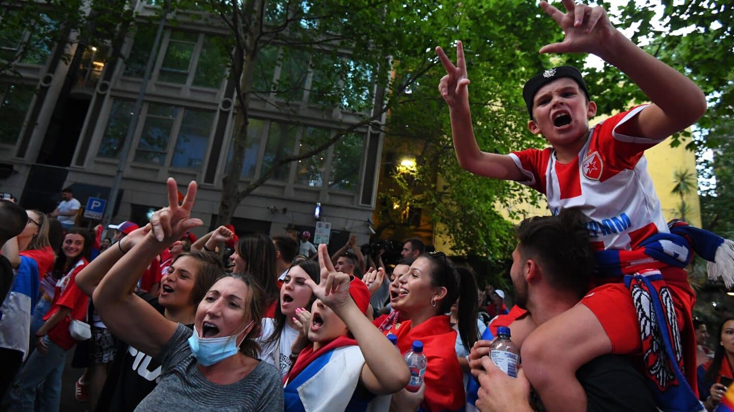 Fans de Novak Djokovic celebran la decisión en la puerta de despacho de abogados donde está el serbio