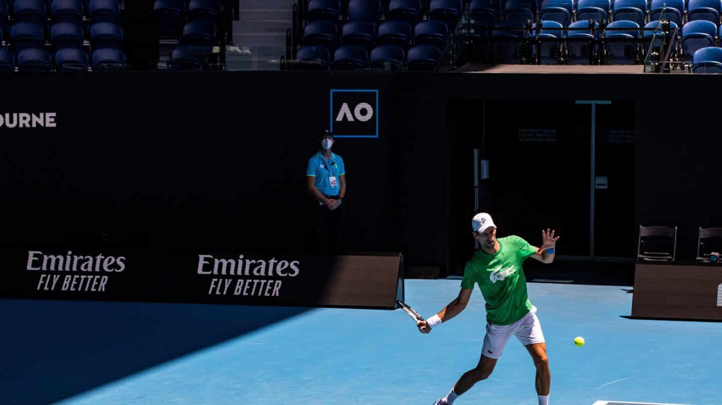 Djokovic entrena en Australia a la espera de conocer la decisión sobre su deportación