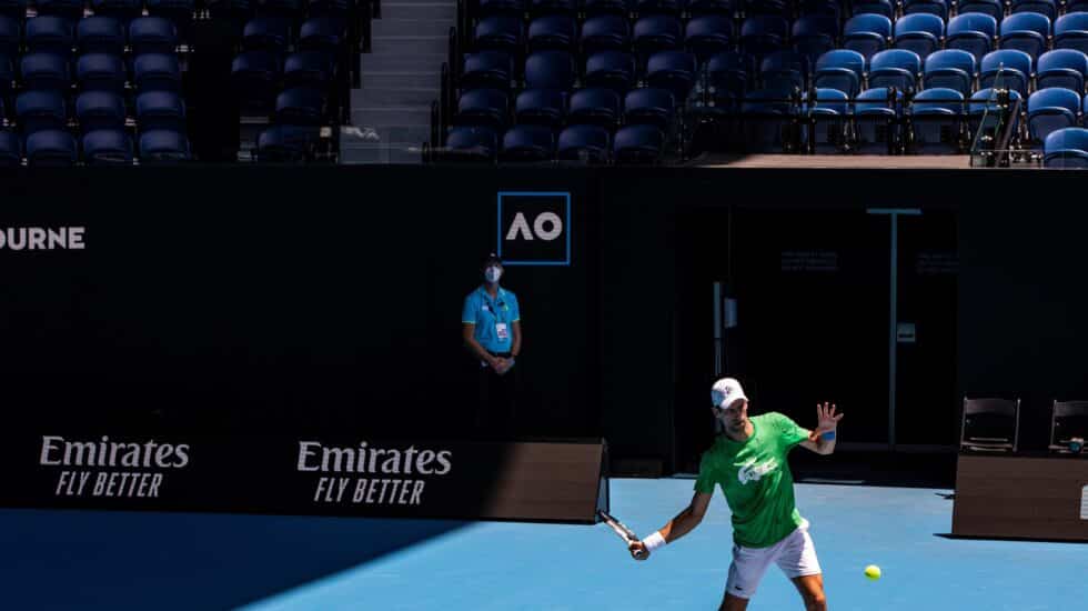 Djokovic entrena en Australia a la espera de conocer la decisión sobre su deportación