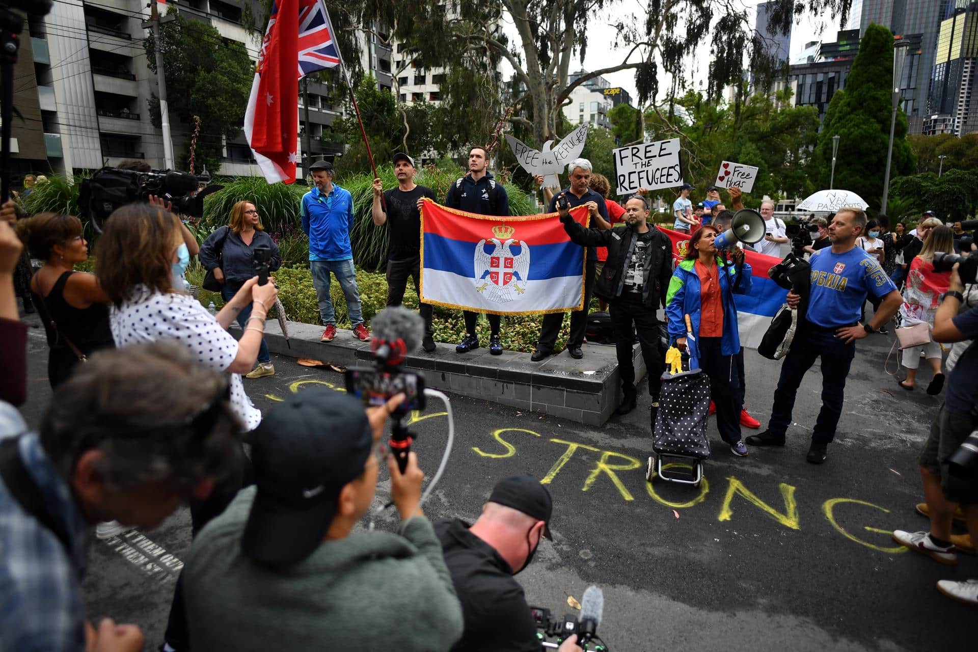 Manifestantes serbios en Melbourne, donde permanece Novak Djokovic tras la denegación de su visado.
