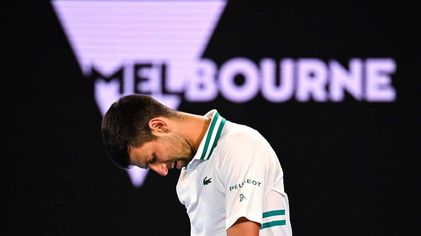 Djokovic lamenta un punto durante el Abierto de Australia 2021