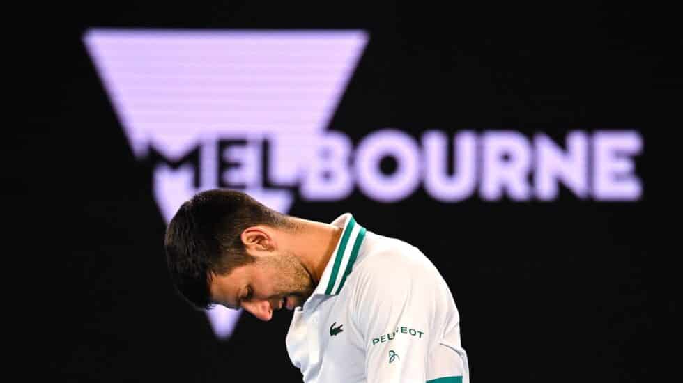 Djokovic lamenta un punto durante el Abierto de Australia 2021