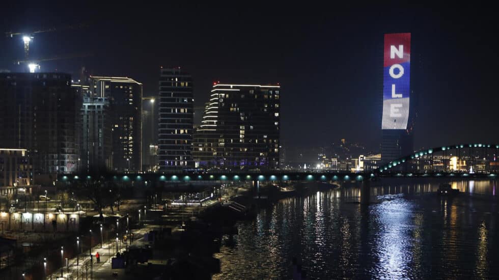 La palabra 'Nole', apodo del tenista serbio Novak Djokovic, y los colores de la bandera serbia se iluminan en la Torre de Belgrado en Belgrado