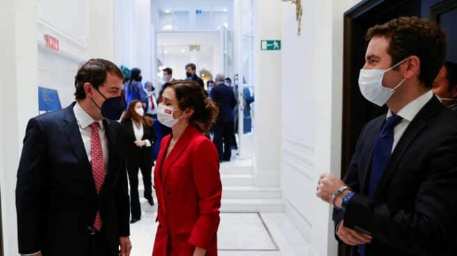 La presidenta madrileña, Isabel Díaz Ayuso (c), junto al presidente de Castilla y León, Alfonso Fernández Mañueco (i), y el secretario general del Partido Popular (PP), Teodoro García Egea (d).