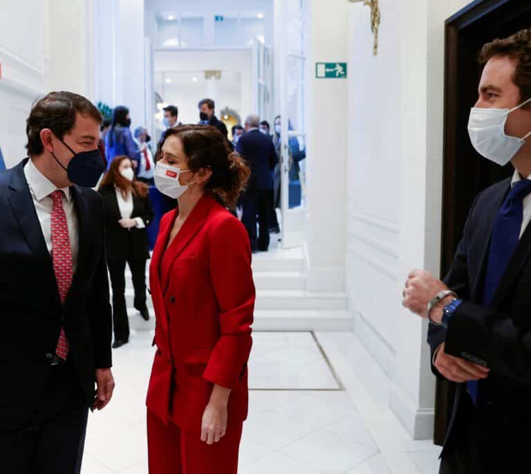 El retraso de los congresos autonómicos aviva la guerra entre Génova y Ayuso a un mes del 13-F