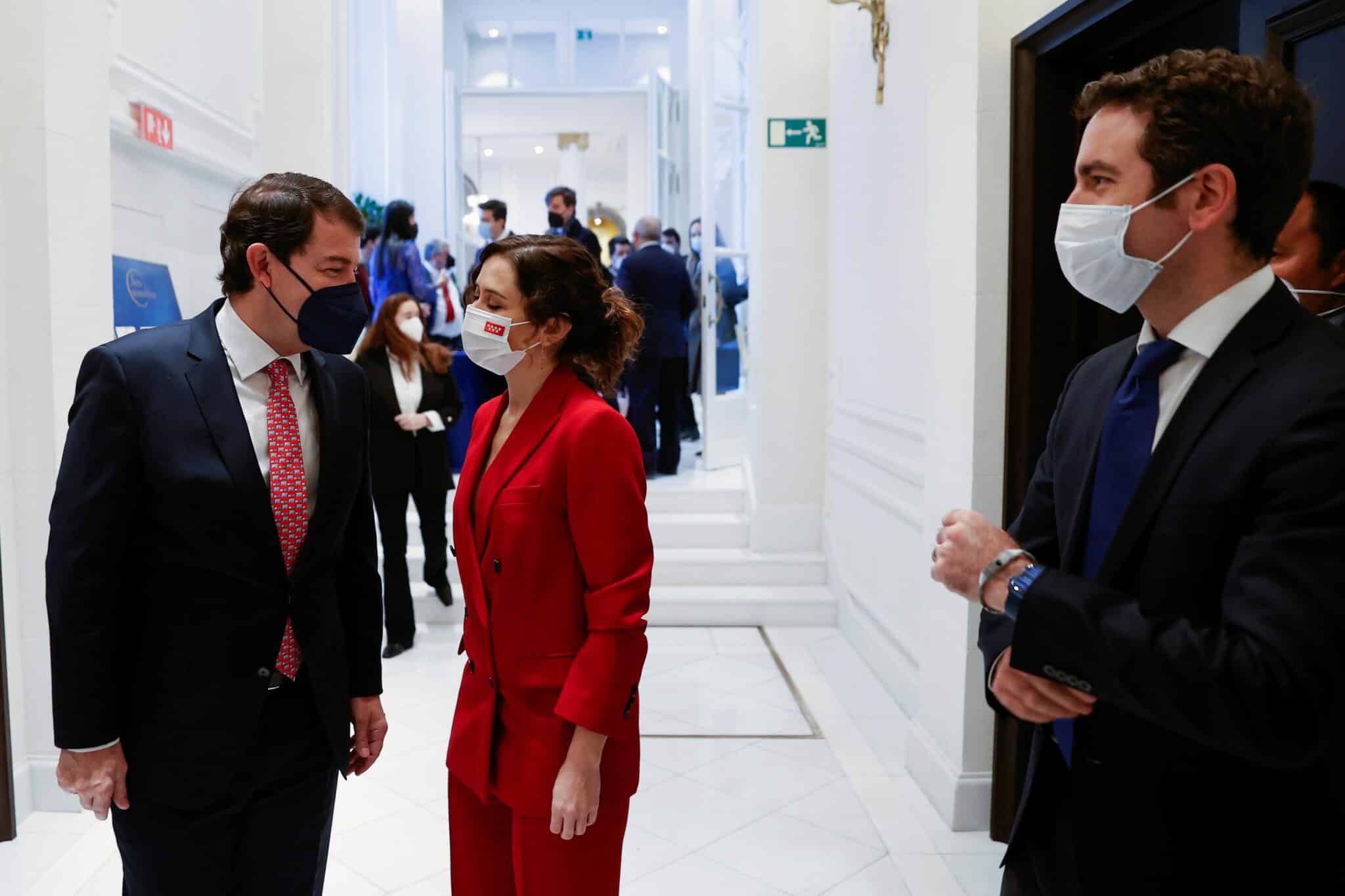 La presidenta madrileña, Isabel Díaz Ayuso (c), junto al presidente de Castilla y León, Alfonso Fernández Mañueco (i), y el secretario general del Partido Popular (PP), Teodoro García Egea (d).