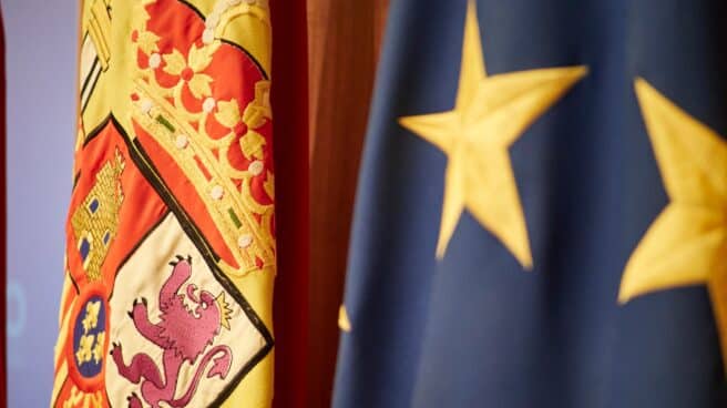Las banderas de España y de la Unión Europea
