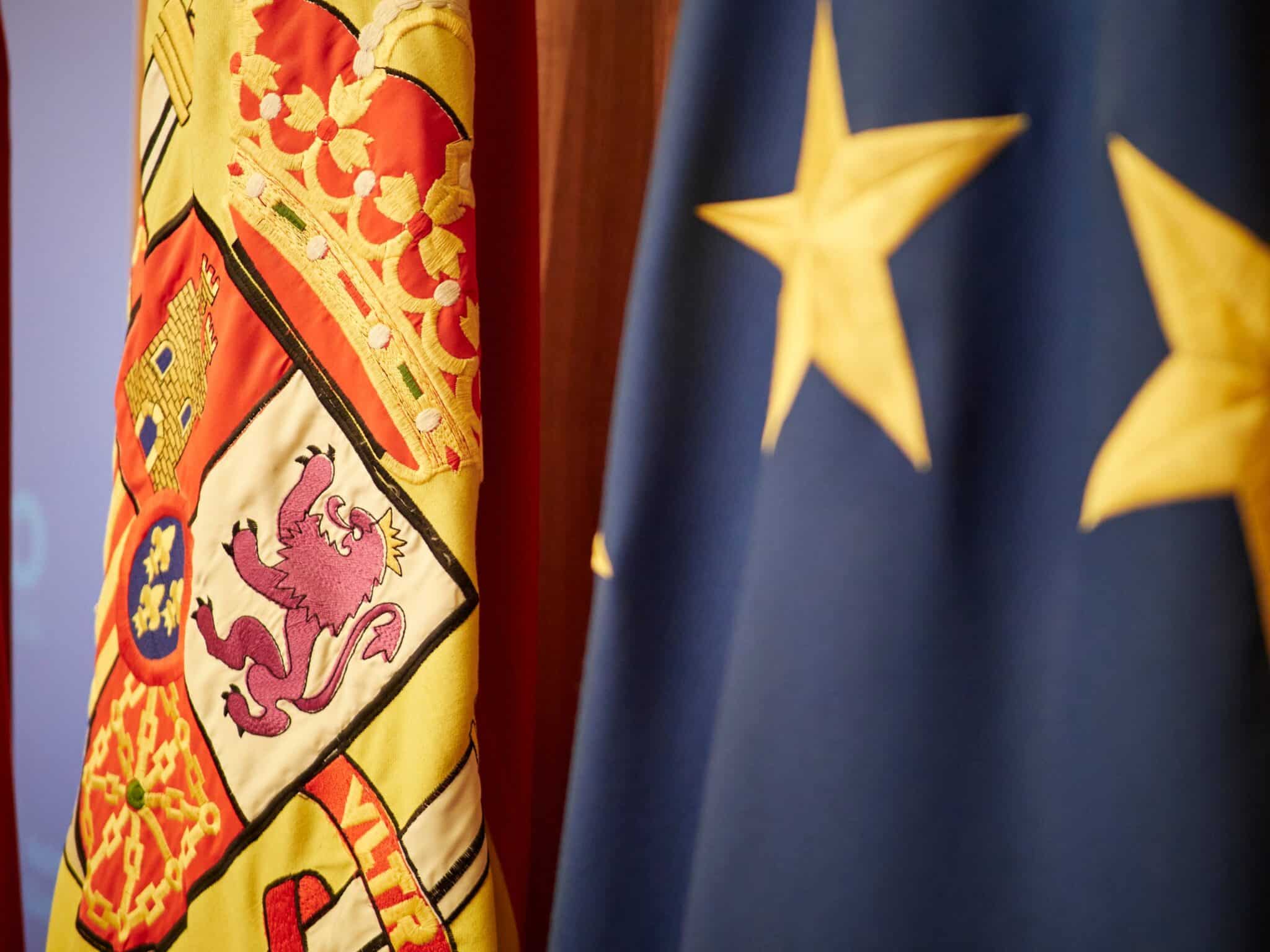 Las banderas de España y de la Unión Europea