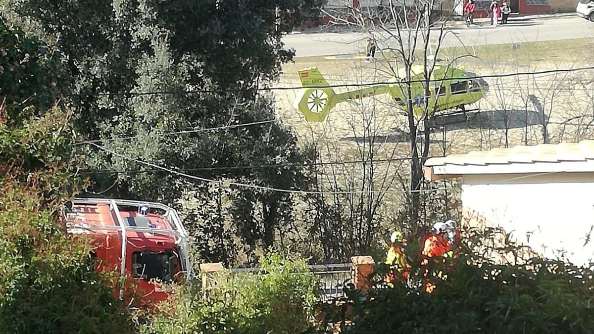 Bomberos tratan de rescatar a un hombre sepultado en Barcelona