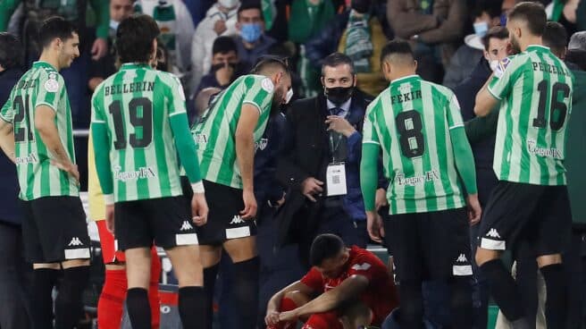 Jordán, tras recibir el impacto de un palo en el Betis-Sevilla.
