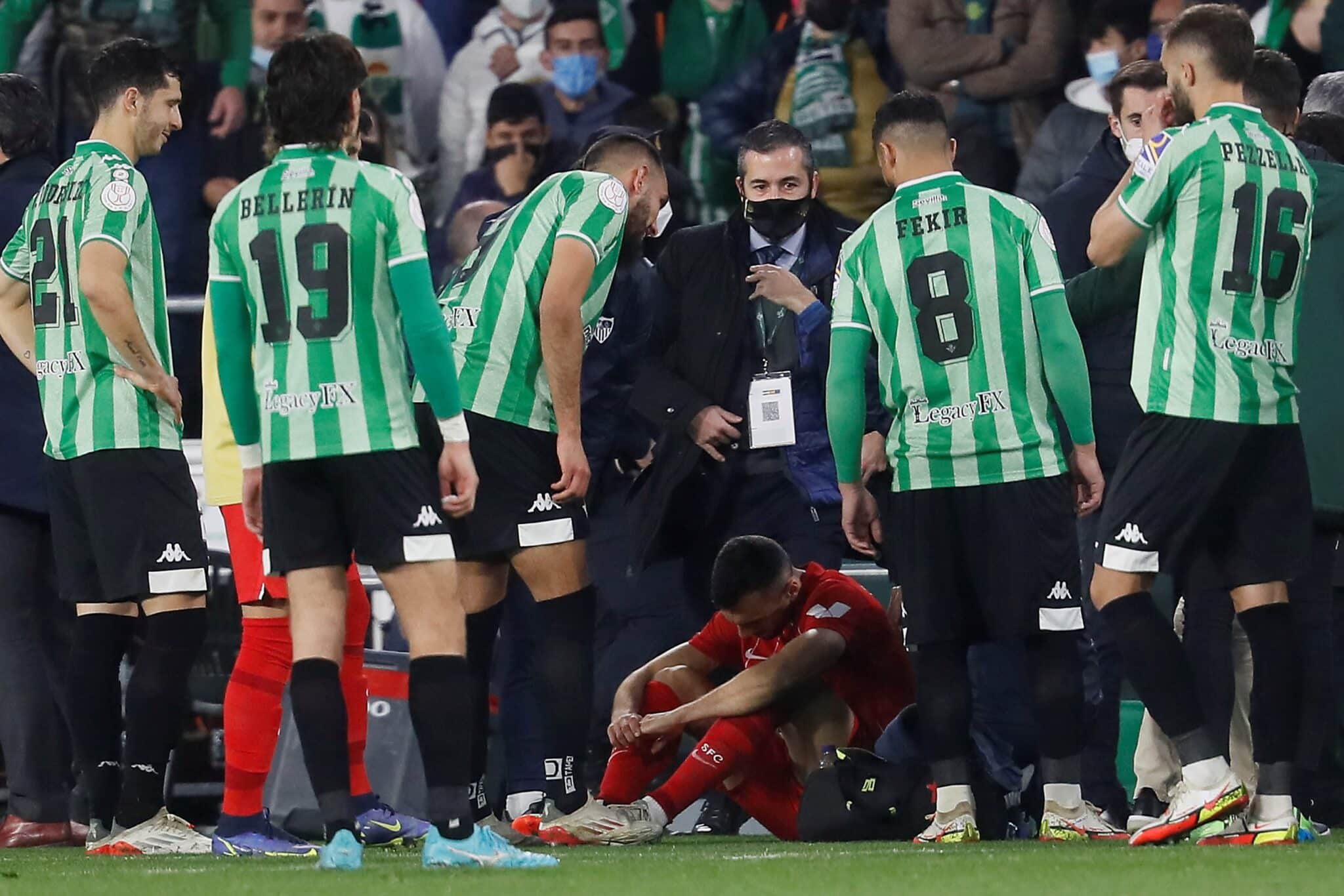 Jordán, tras recibir el impacto de un palo en el Betis-Sevilla.