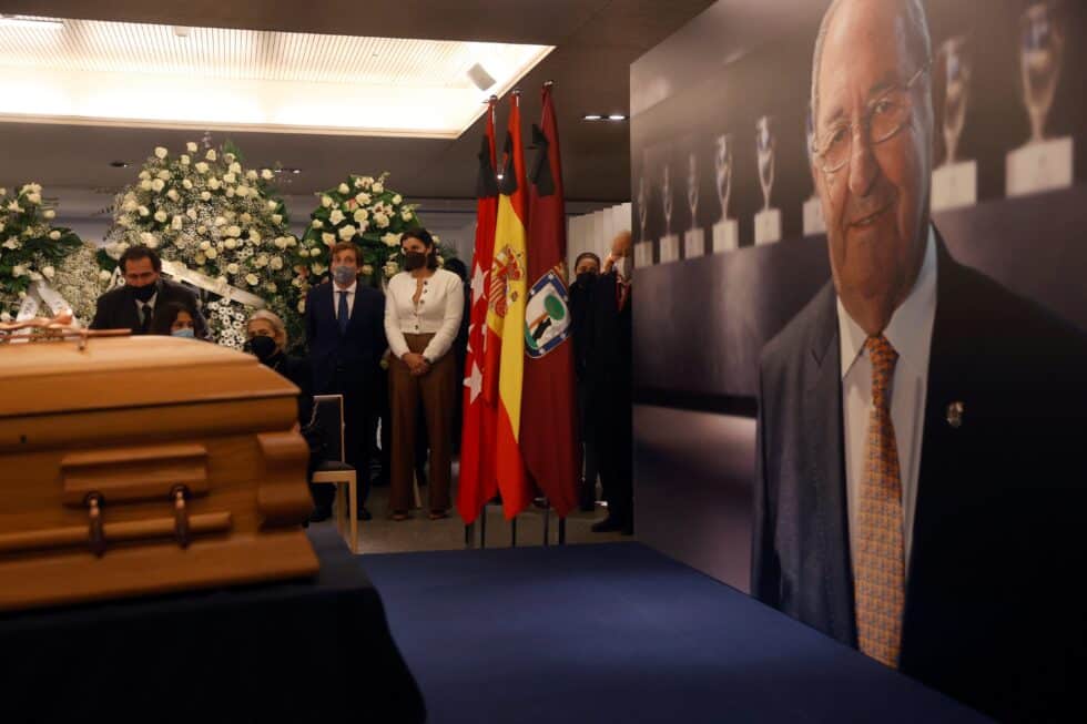 El alcalde de Madrid, José Luis Martínez-Almeida (c), se despide de Paco Gento en la capilla ardiente que el Real Madrid ha abierto esta tarde en el palco de honor del Santiago Bernabéu.