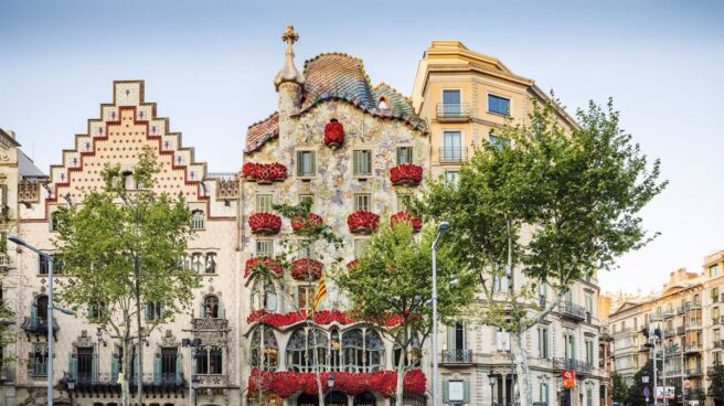 La Casa Batlló decorada con rosas rojas por Sant Jordi