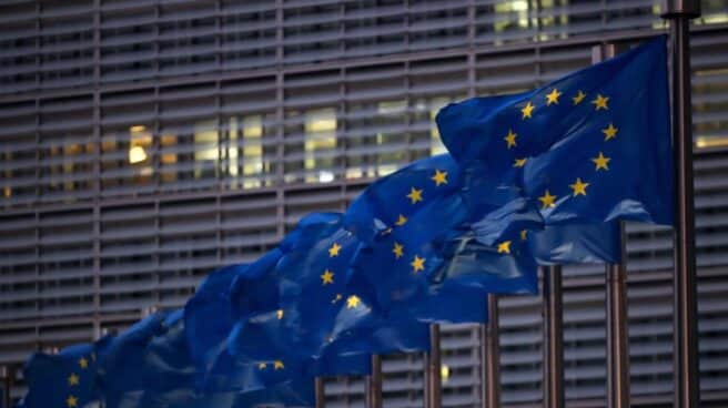 Banderas de la UE junto a la Comisión Europea.