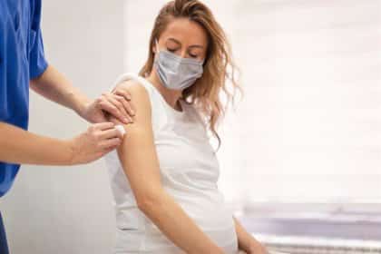 Vacuna contra la COVID a una embarazada