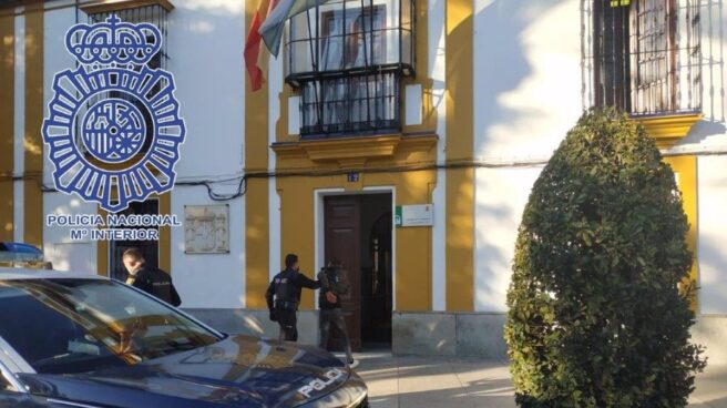 Ingreso del detenido en la comisaría de Alcalá