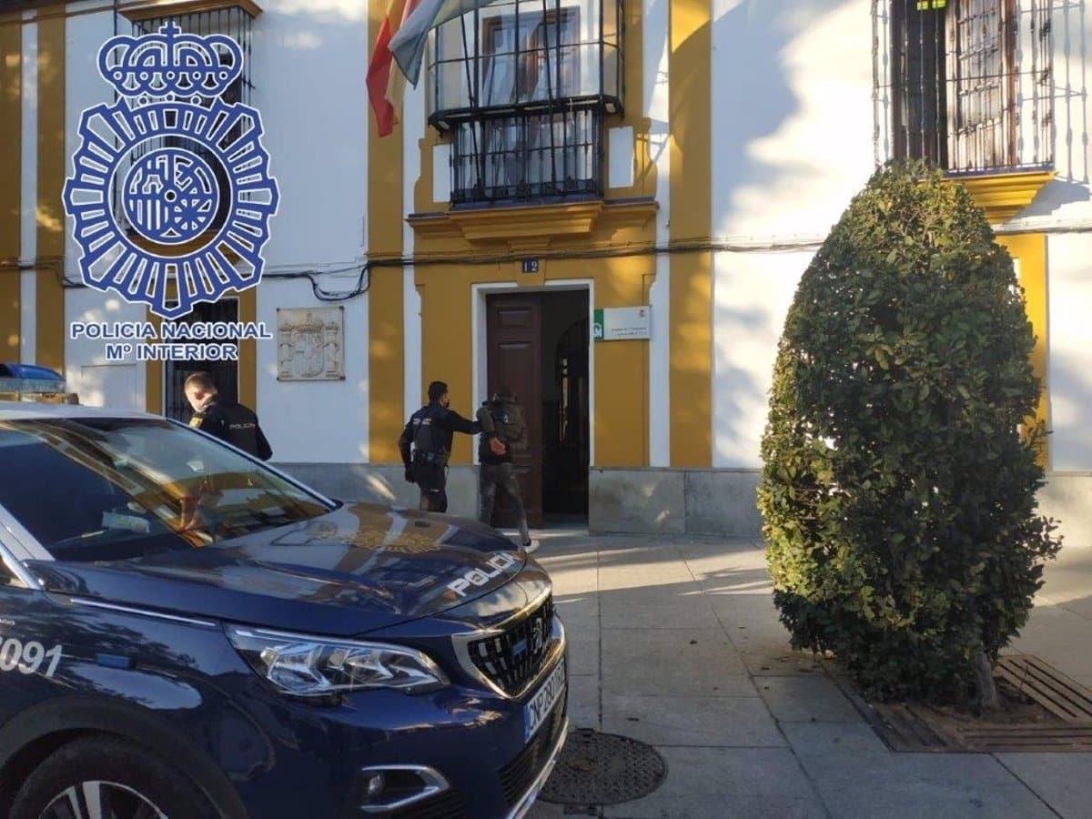 Ingreso del detenido en la comisaría de Alcalá