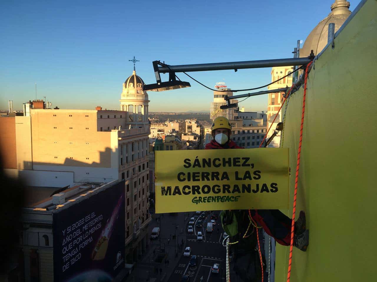 Activista de Greenpeace sostiene una pancarta