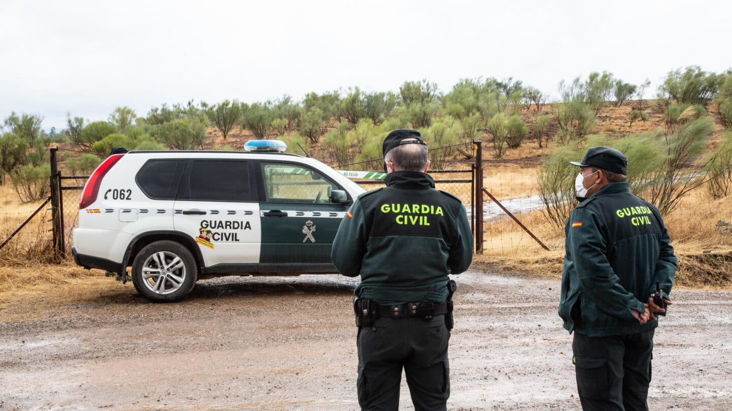 Agentes de la Guardia Civil en una finca en Monesterio, Badajoz (Extremadura)