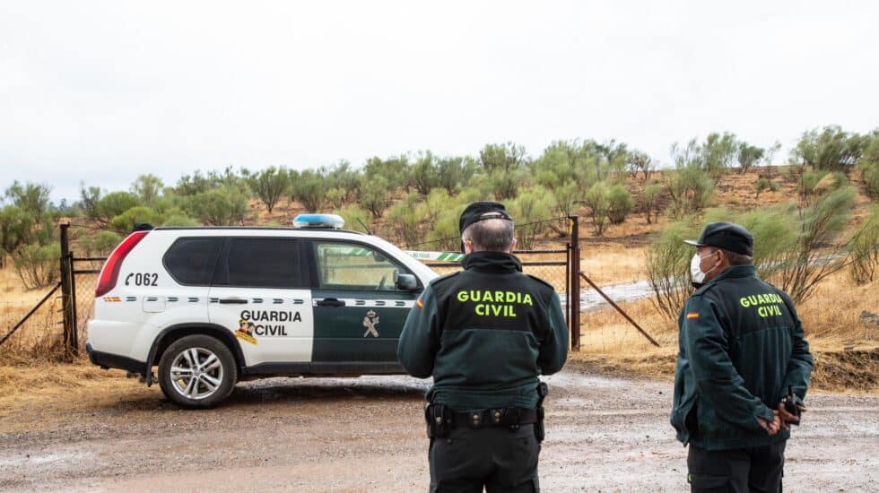 Agentes de la Guardia Civil en una finca en Monesterio, Badajoz (Extremadura)